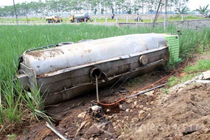 Truk Pupuk Cair Terguling