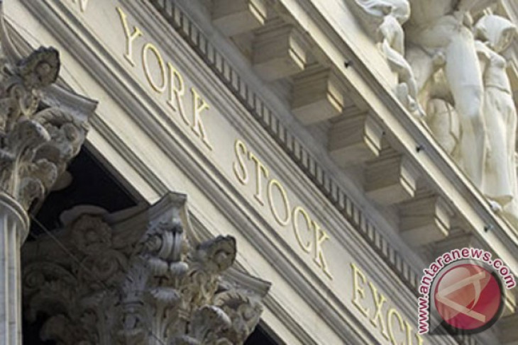 Wall Street beragam, Dow jatuh di atas 200 poin setelah PDB AS turun tajam