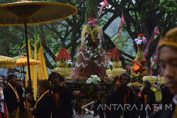 Larung Sesaji Telaga Ngebel