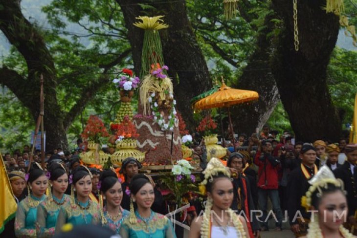 Larung Sesaji Telaga Ngebel