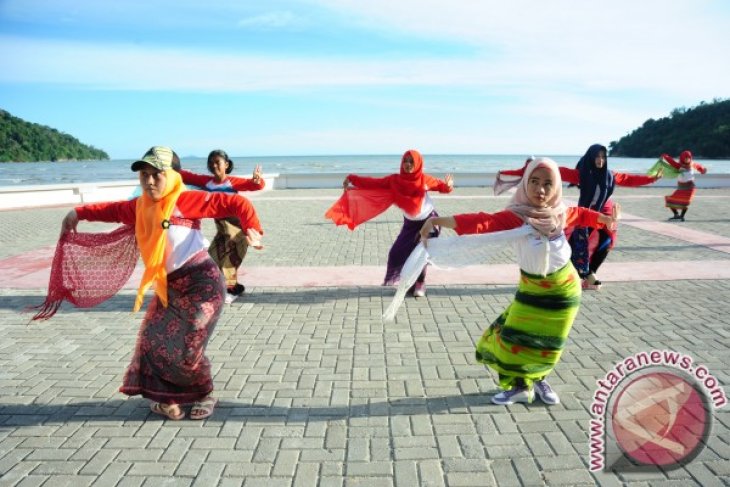 Latihan Tari Jelang Sail Karimata 2016