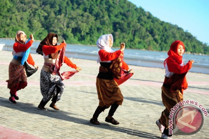 Latihan Tari Jelang Sail Karimata 2016