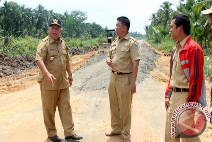Ada jalan Harmoko yang ditinjau bupati Tanjab Barat