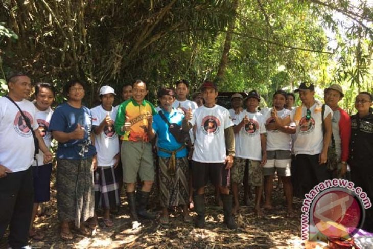 Wbt Tanam Padi Bersama Petani Subak Sogsogan Antara News Bali