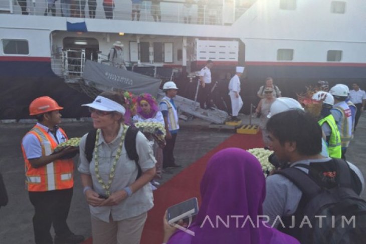 Kapal Pesiar Bawa Puluhan Wisatawan Asing ke Banyuwangi