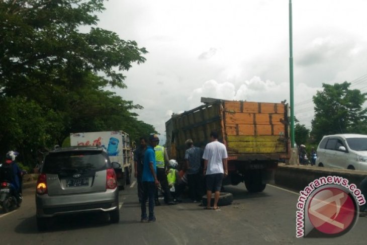 Truk Tua Terguling Macet Luar Biasa