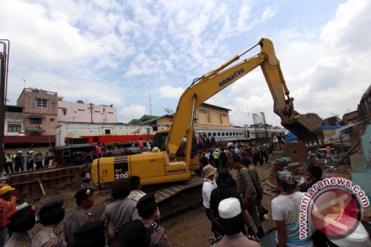 PENERTIBAN RUMAH DI LAHAN KERETA API