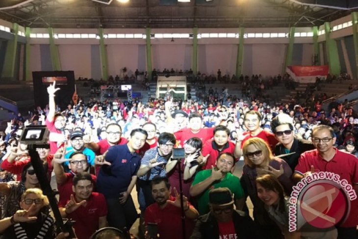 FOTO BARENG ARTIS DAN MANAJEMEN TELKOMSEL