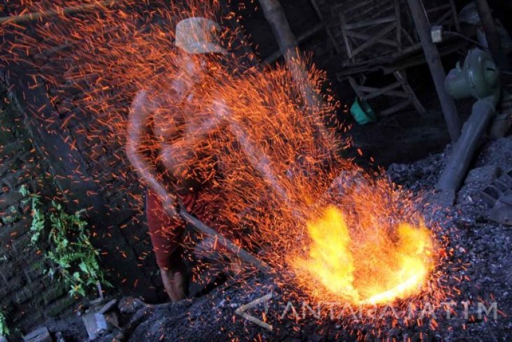 Kerajinan Cangkul Tradisional