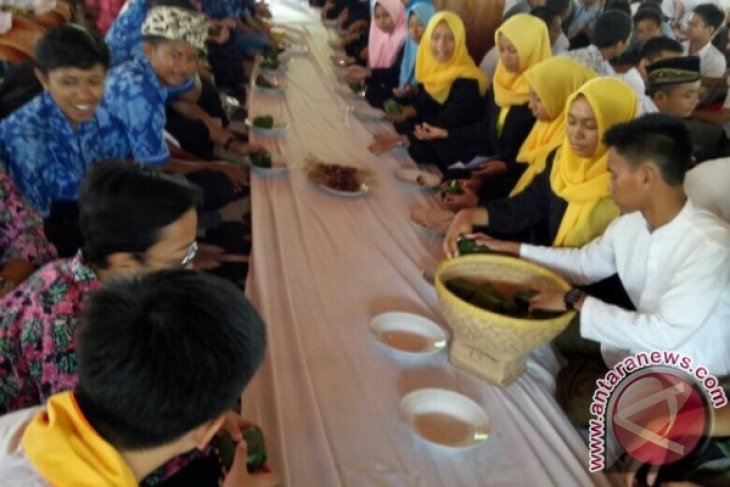 Pelajar Muslim Dan Nonmuslim Ikuti