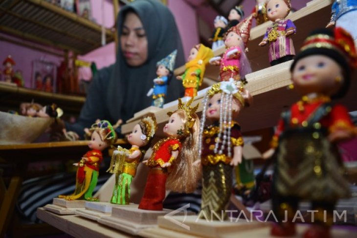 Kerajinan Miniatur Boneka Adat Nusantara