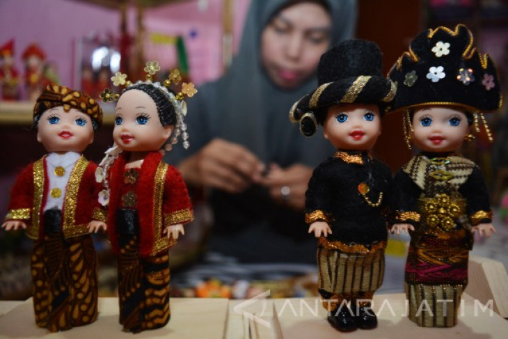 Kerajinan Miniatur Boneka Adat Nusantara