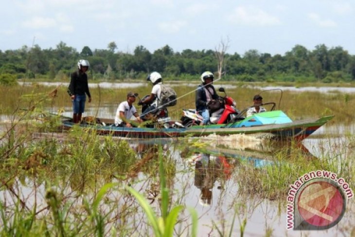 Jalan Trans Kalimantan Putus Karena Banjir