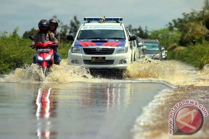 Jalan Trans Kalimantan Putus Karena Banjir
