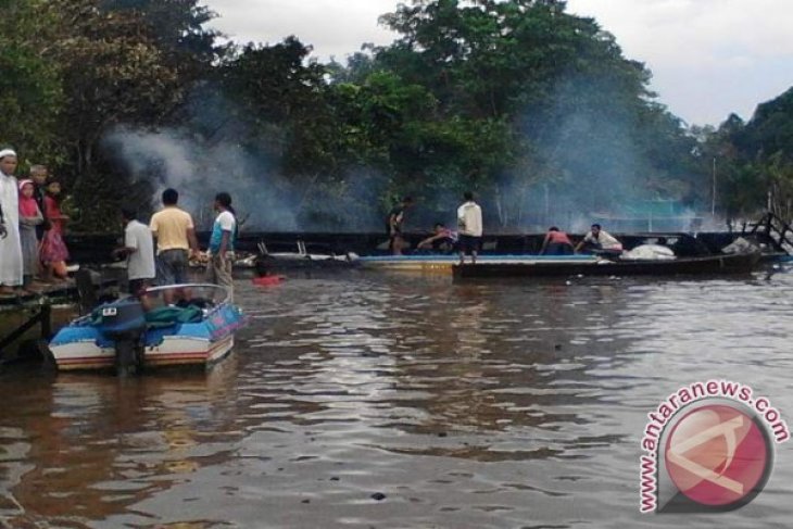 KM Usaha Baru Terbakar Di Sungai Kapuas