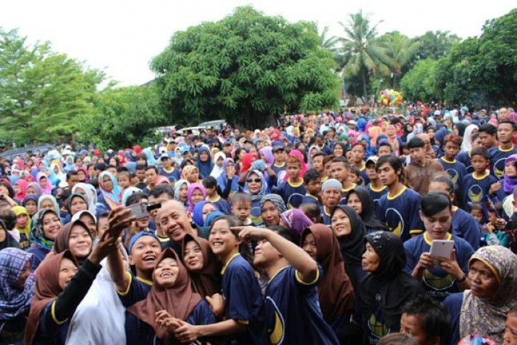 Ribuan Warga Karawang Jalan Santai Bareng Nasdem