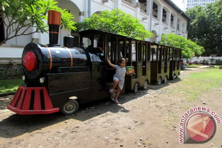 Kereta menghantam kombi sekolah, 13 anak tewas