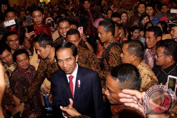 Presiden Bagi-bagi Sepeda di Hong Kong