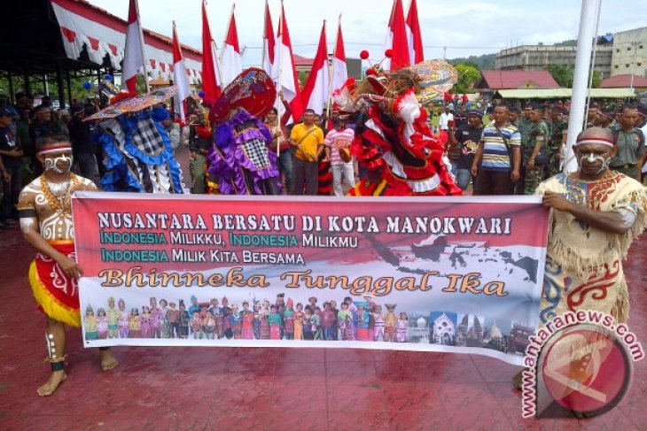 Tarian Kuda Lumping memeriahkan aksi 'Nusntara Bersatu'di Manokwari Papua Barat, Rabu (30/11/2016). Mereka diarak oleh puluhan tukang ojek yang membaw