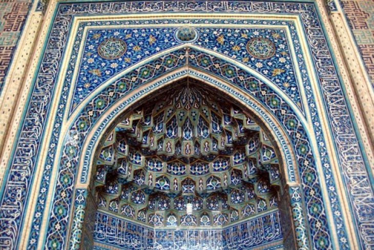 Iran berencana membuka kembali masjid di area bebas corona