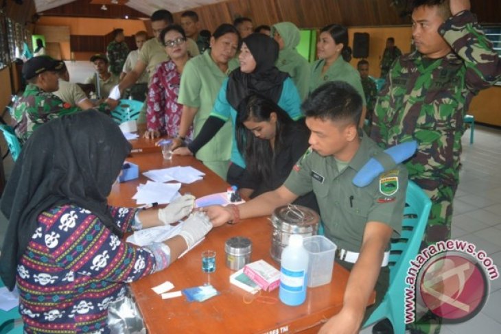 Anggota Kodim dan PM serta Persit antre menunggu giliran eriksa darah untuk mendonorkan darah mereka.