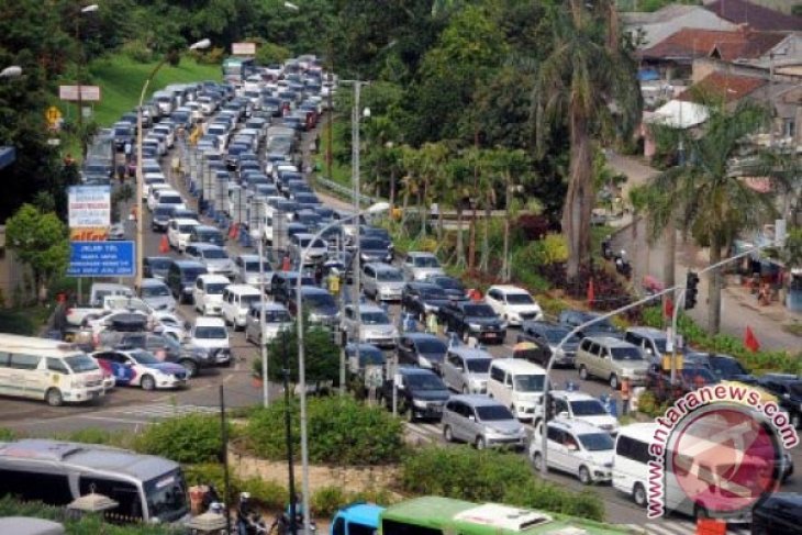 Ribuan pengendara terjebak macet enam jam di Puncak