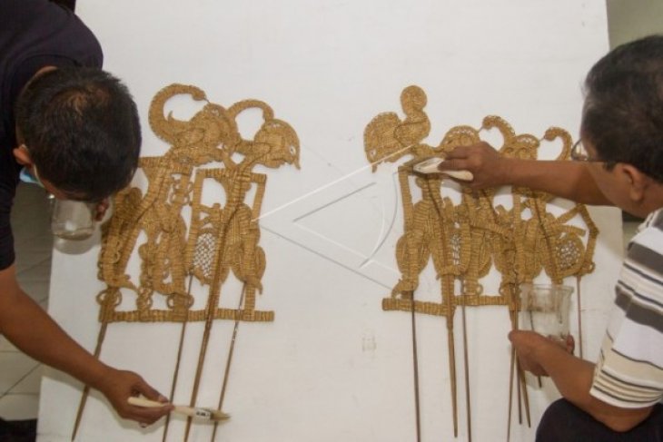 PERAWATAN KOLEKSI WAYANG