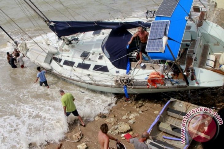 Perahu Wisatawan Australia Terdampar
