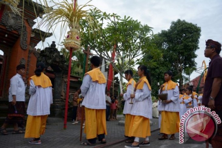 Perayaan Natal Dengan Budaya Bali