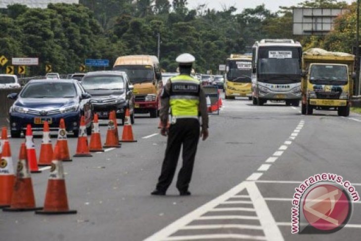 Akibat Perbaikan Jembatan Cisomang Jalan Arteri Purwakarta-Bandung Ramai