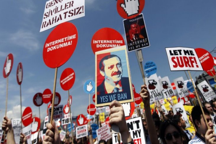 Turkish authorities investigating 10,000 social media users