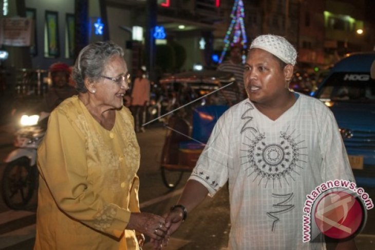 Remaja Masjid Jaga Gereja Saat Malam Natal