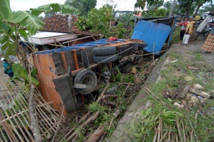 Kecelakaan Truk Terguling