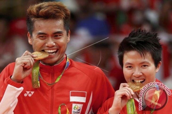 Badminton player Tontowi Ahmad auctions jersey in COVID-19 fundraiser