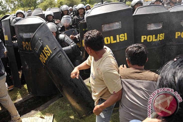 Bentrok Eksekusi Lahan di Serangan