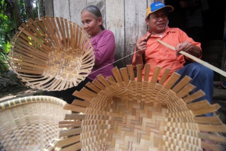 KERAJINAN ANYAMAN BAMBU KARYA TUNA NETRA