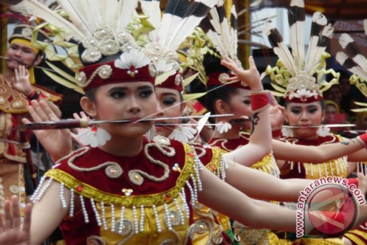 TARI DAYAK MAHELAT LEBO