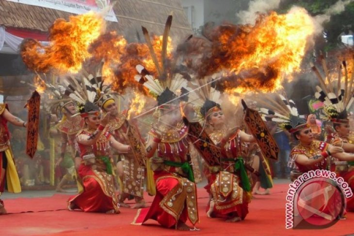 TARI DAYAK MAHELAT LEBO