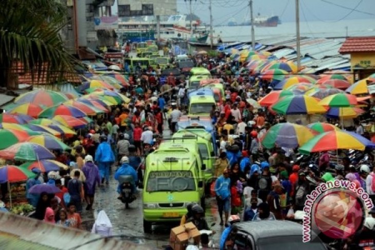 Pemkot Ambon Tertibkan PKL di Terminal Mardika