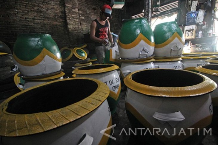 Produksi Bak Sampah Terkendala Cuaca