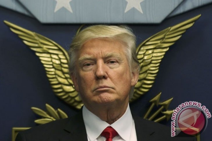 Pendukung dan Penentang Presiden Trump Bentrok di Taman California