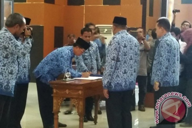 Bupati Rusman Ali Bagikan DPA SKPD 2017