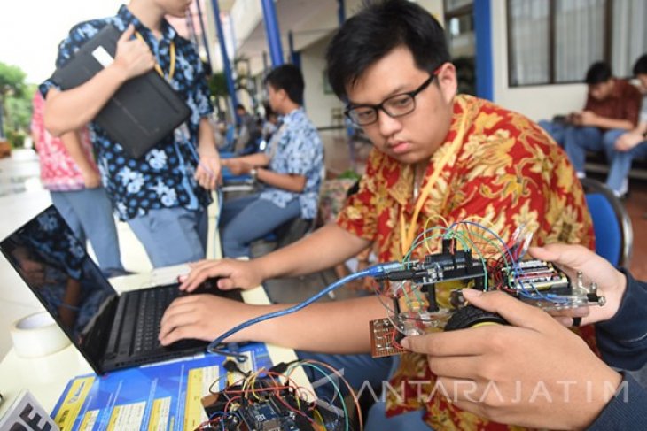 Lomba Robot Line Follower 