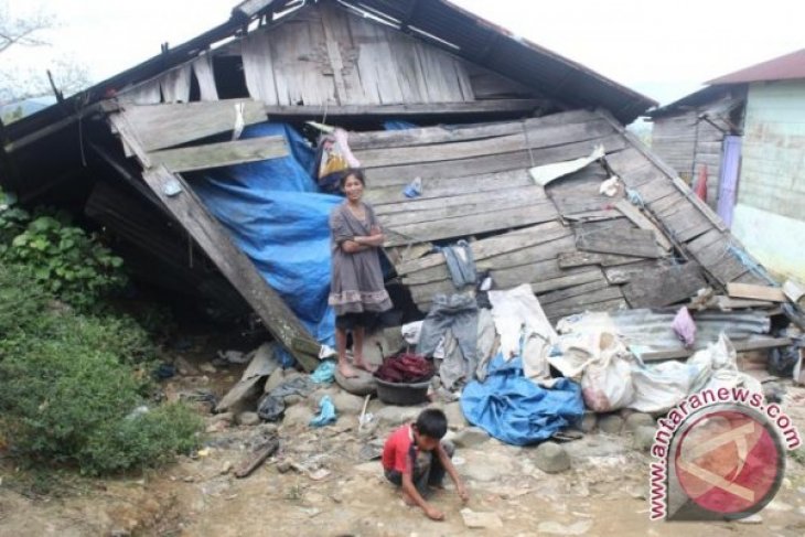 RUMAH HAMPIR RUBUH