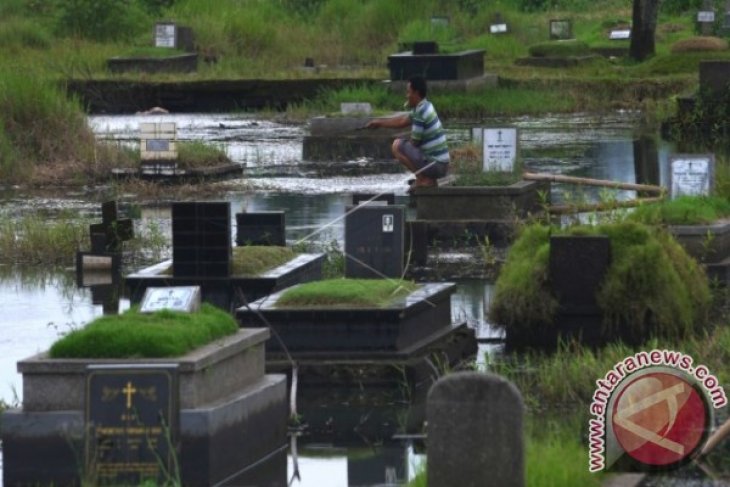 Mancing Ikan di Tempat Pemakaman Umum