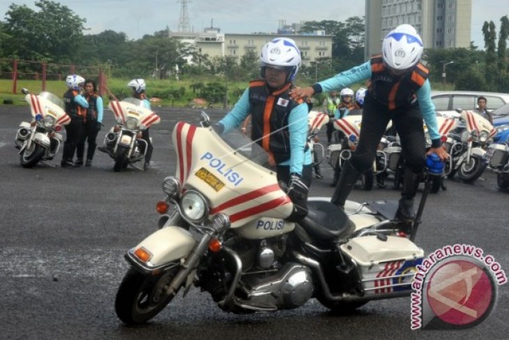 Atraksi Polwan Menggunakan Moge