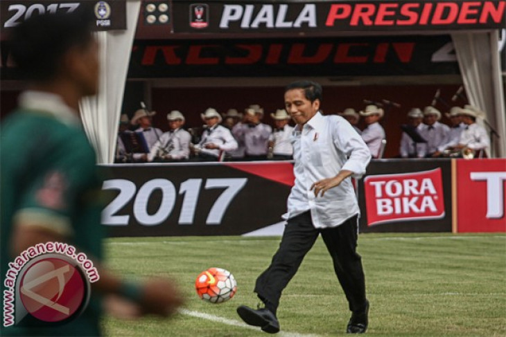 Jokowi Kicks off Ball Marking Start of President Cup 2017