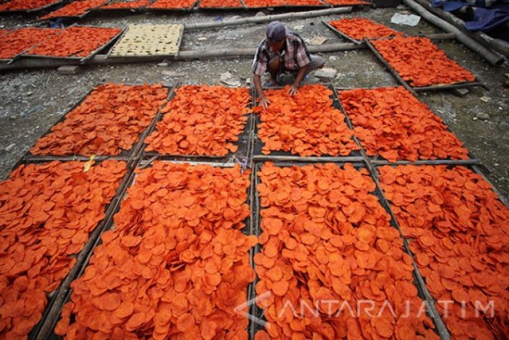 Produksi Kerupuk Terkendala Cuaca 