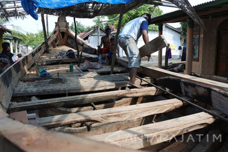 Cuaca Buruk Nelayan Membuat Perahu