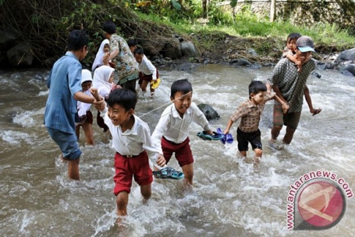 Seberangi Sungai Demi Sekolah